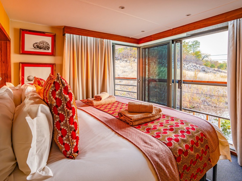 Main Deck 2 Adjustable Twin Beds